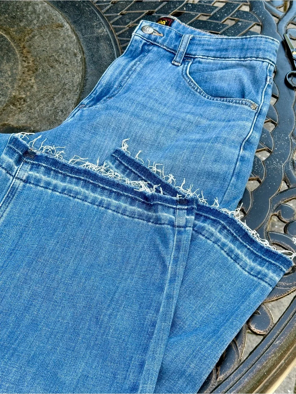 Lee Raw Hem Cropped Jeans Size 8 Light Wash Stretch Denim